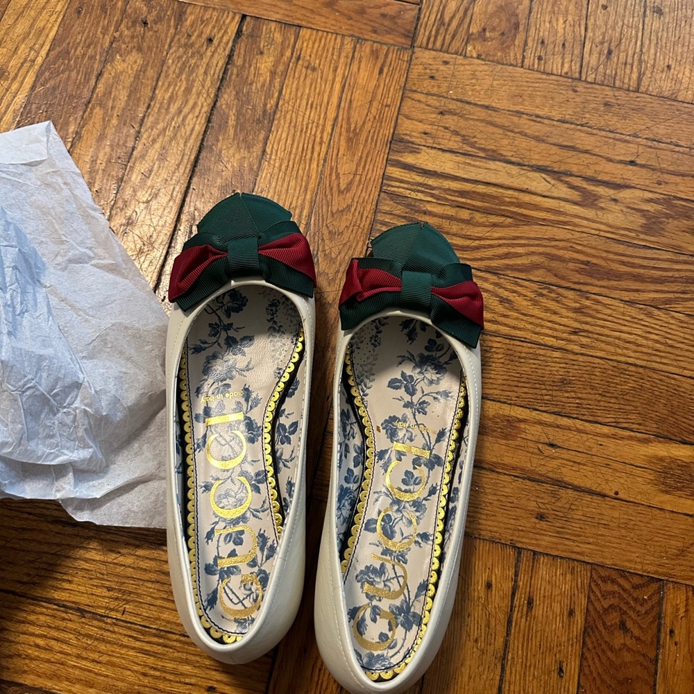 Gucci Women's Cream Flats with Green and Red Bow